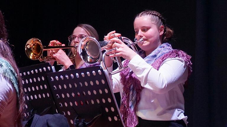 Solo an der Trompete (von links): Kristin Ditterich und Lina Trompter. Solo an der Trompete (von links): Kristin Ditterich und Lina Trompter.