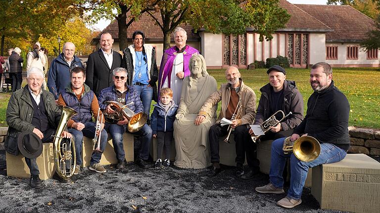 Gruppenbild mit dem 'Auferstandenen Jesus'. Hinten im Bild Bildhauerin Steff Bauer mit Bürgermeister Christian Keller und Dekan Werner Kirchner.