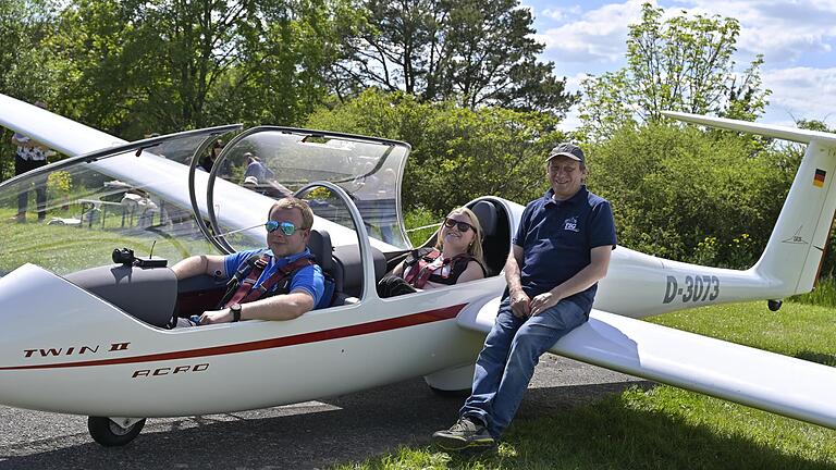 Vorfreude auf den Flug: Mona Klopf auf dem hinteren Passagiersitz, auf dem Pilotensitz Marcel Schleyer, an der Tragfläche Fluglehrer Matthias Gremer.       -  Vorfreude auf den Flug: Mona Klopf auf dem hinteren Passagiersitz, auf dem Pilotensitz Marcel Schleyer, an der Tragfläche Fluglehrer Matthias Gremer.