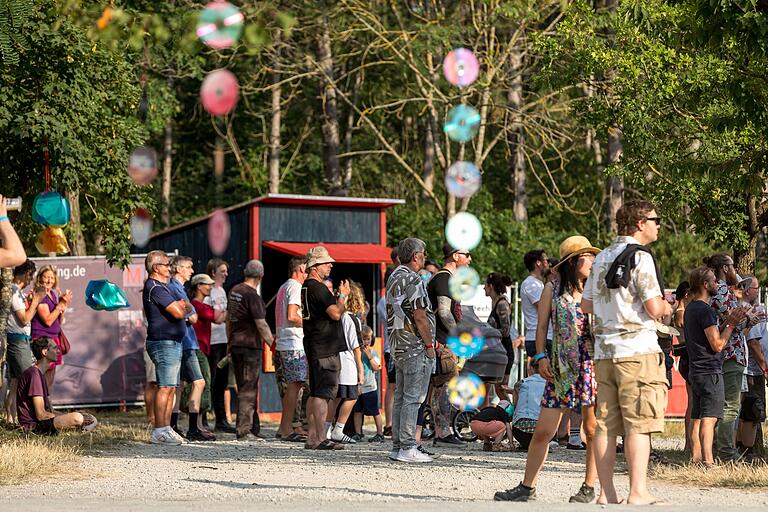 Zahlreiche Menschen besuchen am Samstag (20.07.24) das Umsonst-und-Draußen-Festival in Karlstadt. Auf dem idyllischen Platz am Saupurzel über der Stadt spielen mehrere Bands unterschiedlicher Genres auf zwei Bühnen.