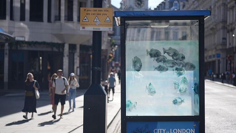 Neues Kunstwerk enthüllt in London       -  Die Fische sehen aus wie Piranhas.