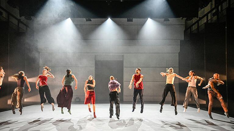 Kevin O'Days Choreografie 'Op Sha!' bildet den turbulenten, energiegeladenen, entfesselten Abschluss. Kevin O'Days Choreografie 'Op Sha!' bildet den turbulenten, energiegeladenen, entfesselten Abschluss.