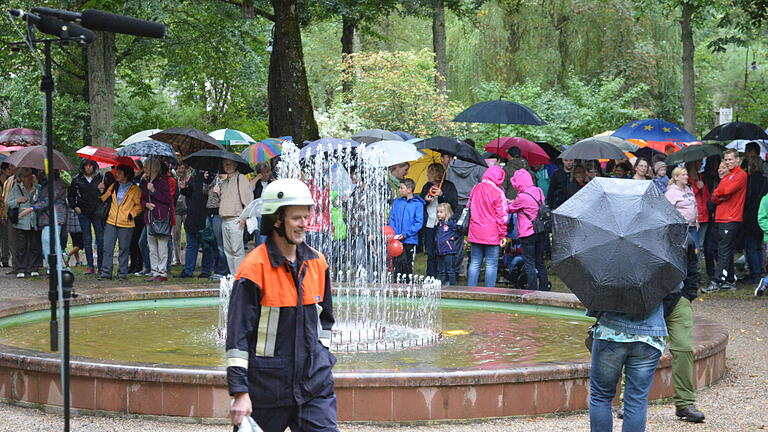 Bayern-3-Dorffest: 100 000 Punkte gab's für Bad Bocklet bei der Dorfmission. Bei strömendem Regen kamen rund 800 Besucher in den Kurgarten. Je 20 Frauen (Maßkrüge) und 20 Männer (Prosecco-Gläser) mussten in kürzester Zeit eine 320-Liter-Tonne mit Wasser aus dem Springbrunnen füllen.