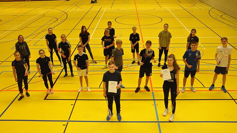 Das Matthias-Grünewald-Gymnasium hat an der Schulsportaktion des Deutschen Badminton-Verbandes teilgenommen. Das Bild zeigt die Klasse 9c mit Sportlehrerin Claudia Schöninger (hinten links) und den beiden Siegern Kai-Moritz Lochner und Amelie Höpfl (vorne).