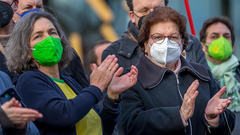 Kerstin Celina (links) mit Barabara Stamm am 26. Februar in Würzburg auf einer Kundgebung gegen den Krieg in der Ukraine.