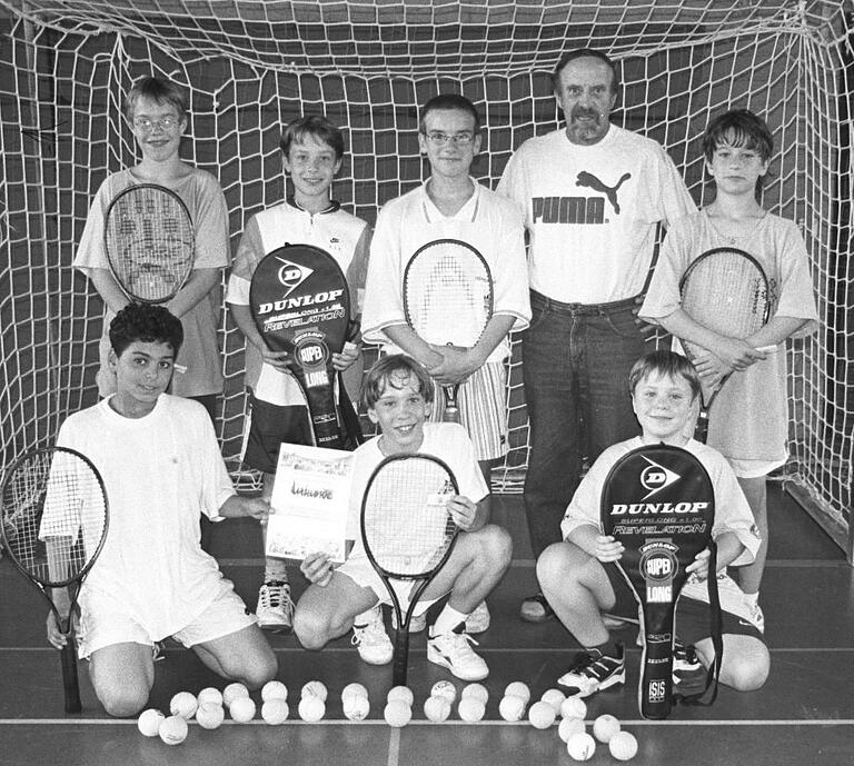 Archiv-Fund: Adam Jabiri (vorne links) Mitte der Neunziger Jahre als Tennisspieler in der Schulmannschaft. Im Verein spielt er für den FC Iphofen. Archiv-Fund: Adam Jabiri (vorne links) Mitte der Neunziger Jahre als Tennisspieler in der Schulmannschaft. Im Verein spielt er für den FC Iphofen.