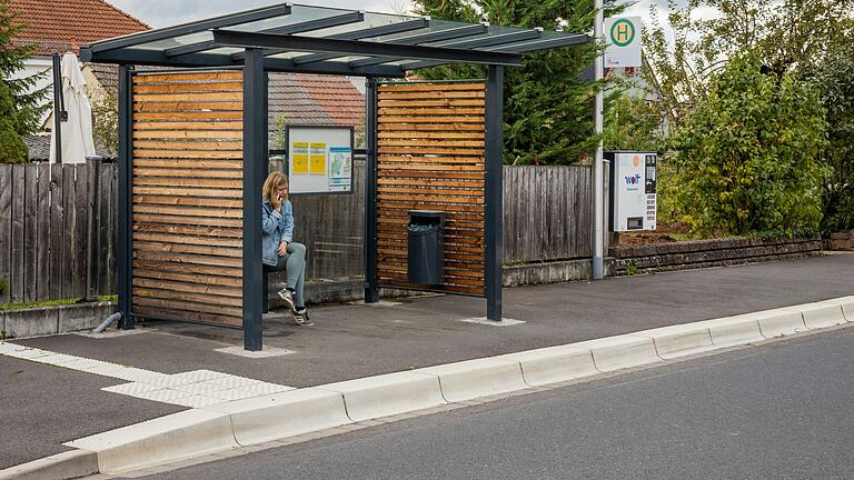 Diese Bushaltestelle verfügt über ein sogenanntes Kasseler Bord. Die speziellen Betonprofil-Randsteine schützen Busreifen vor Schäden und erleichtern das Ein- und Aussteigen in den Bus.