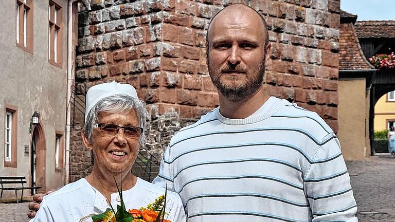 40 Jahre auf Burg Rothenfels: Betriebsleiter Jürgen Goldbach überreichte Jubilarin Christa Schramm einen Blumenstrauß.