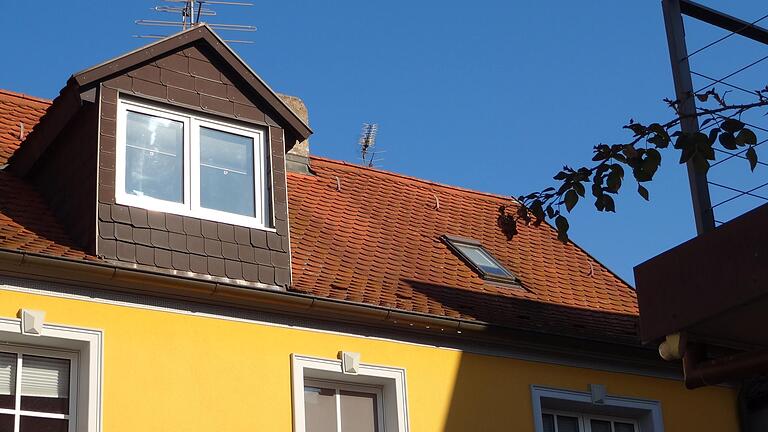 Das Privatanwesen von Stadtrat Otto Kolesch in der Iphöfer Altstadt mit einem der umstrittenen Dachliegefenster (rechts oben).