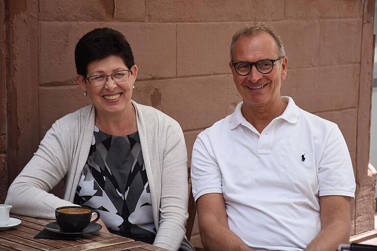 Matthias Behr und Emma Smirnova bei einem Kaffee in Behrs Heimatstadt Tauberbischofsheim.&nbsp;