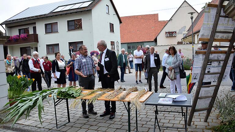 Im ganzen Dorf waren Informationsstände aufgebaut.