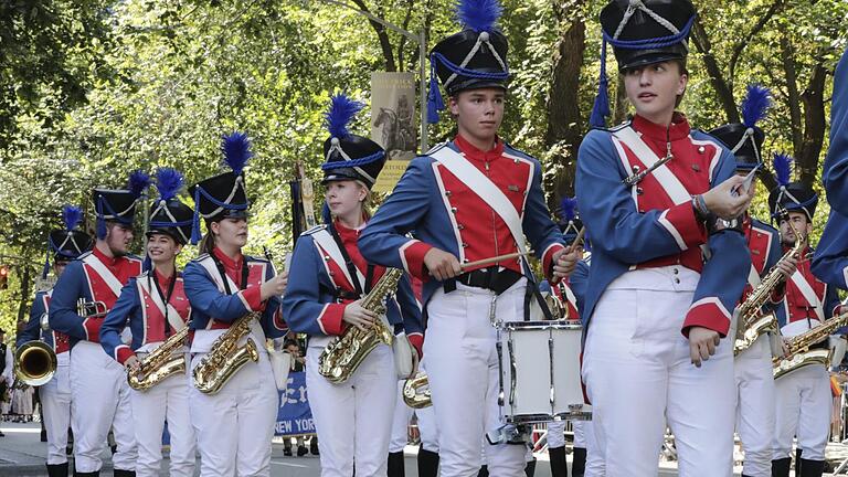 Das Jugendmusikkorps der Stadt Bad Kissingen bei der Steuben-Parade.  Foto: Luiz Rampelotto/ZUMA Wire/dpa       -  Das Jugendmusikkorps der Stadt Bad Kissingen bei der Steuben-Parade.  Foto: Luiz Rampelotto/ZUMA Wire/dpa