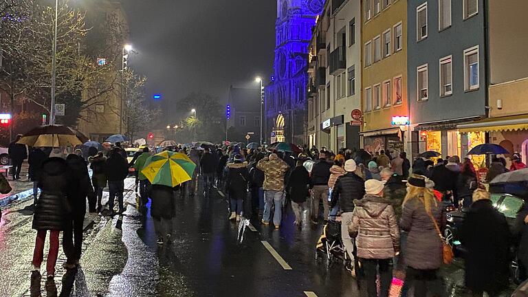 Der 'Spaziergang' von rund 600 Menschen am Sonntagabend durch Schweinfurt mit Protesten gegen eine Impfpflicht und die Anti-Corona-Maßnahmen der Regierung war friedlich. Danach kam es allerdings auf dem Marktplatz zu Gewalt gegen Polizeibeamte.