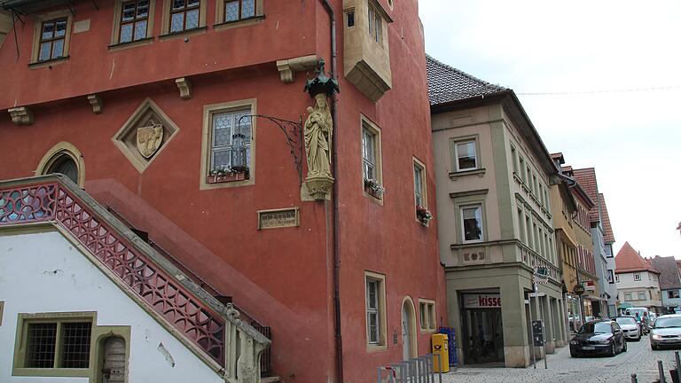 Bei der Sanierung des Ochsenfurter Rathauses soll das Nachbargebäude in der Hauptstraße mit einbezogen werden (Archivfoto). Das verteuert die Gesamtmaßnahme.