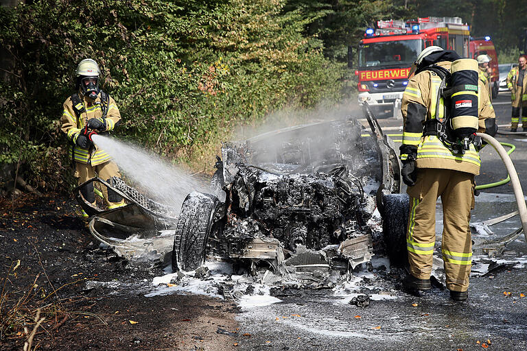 Feuerwehrleute löschten am 19. August den Jaguar in der Nähe der Anschlussstelle Alzenau-Nord. Feuerwehrleute löschten am 19. August den Jaguar in der Nähe der Anschlussstelle Alzenau-Nord.