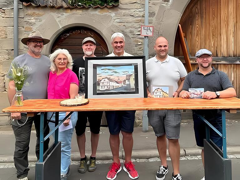 Zur Eröffnung gab es ein Bild des&nbsp; des kanadische Künstler Sean Alistair, der inzwischen in Oberstreu lebt (von links): Ofenbauer Roland Hampl und Ehefrau Hiltrud, Initiator Marcus Herbert, 3. Bürgermeister Holger Erhard, Bürgermeister Stefan Kießner sowie 2. Bürgermeister Bernd Beck.