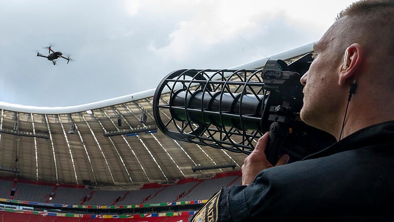 Vorstellung des Münchner Sicherheitskonzepts.jpeg       -  Ein speziell ausgebildeter Polizist zeigt während der Vorstellung des Münchner Sicherheitskonzepts zur Fußball-Europameisterschaft im Fußballstadion München eine kontrollierte Landung einer Drohne, mittels Drohnen-Jammer.