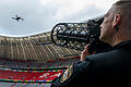 Vorstellung des Münchner Sicherheitskonzepts.jpeg       -  Ein speziell ausgebildeter Polizist zeigt während der Vorstellung des Münchner Sicherheitskonzepts zur Fußball-Europameisterschaft im Fußballstadion München eine kontrollierte Landung einer Drohne, mittels Drohnen-Jammer.