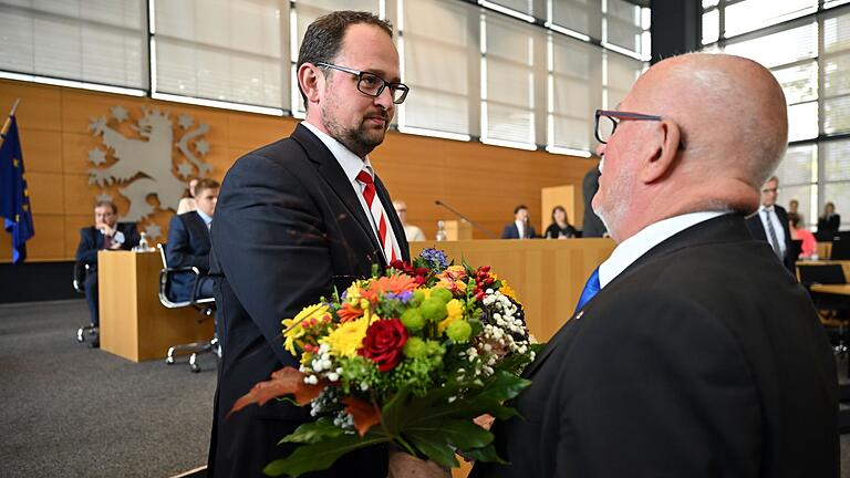 Konstituierende Sitzung des Thüringer Landtags       -  Thadäus König (CDU) ist neuer Landtagspräsident in Thüringen. Der massiv in die Kritik geratene Alterspräsident Jürgen Treutler (AfD) gratulierte ihm.