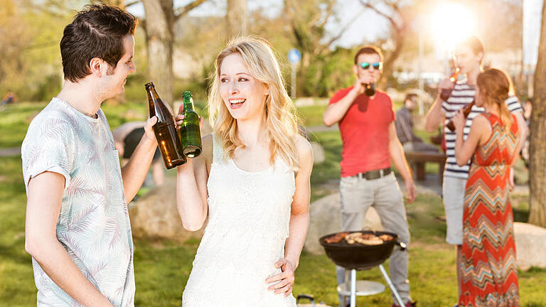 Es ist Frühling, und die Menschen grillen wieder. Damit das nicht mit Pleiten, Pech und Pannen endet, geben wir Ihnen Tipps für den perfekten Grillabend.