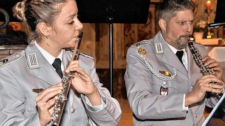 Das Heeresmusikkorps Veitshöchheim traf beim Benefizkonzert in der Zellinger Pfarrkirche St. Georg den Geschmack des Publikums. Dabei zeichnete das Konzert vor allem die Vielfalt an Werken, Stilrichtungen und Instrumenten sowie die hohe spielerische Qualität aus.