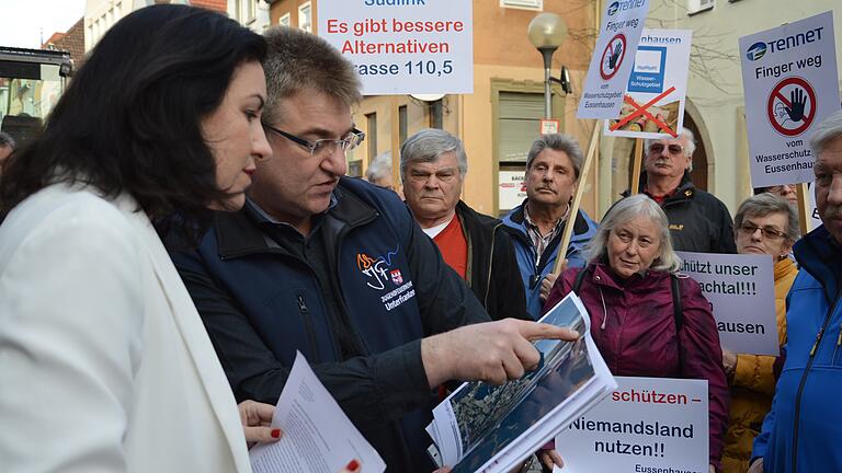 Kampf um das Wasserschutzgebiet: In Eußenhausen baten Bürger die Bundestagsabgeordnete Dorothee Bär (CSU) um Unterstützung für ihren Protest gegen den zunächst geplanten SuedLink-Verlauf.