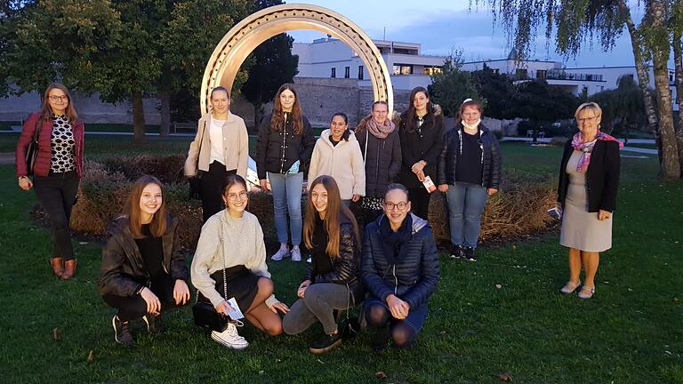 Zehn Schülerinnen und ihre Lehrkräfte nutzten den Theaterbesuch in Schweinfurt dazu, der französischen Sprache einmal anders und außerhalb des Unterrichts zu begegnen.