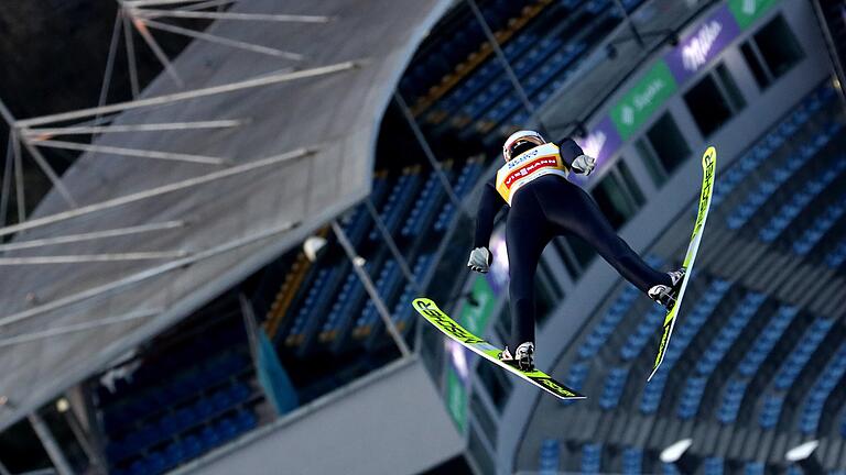 Vom diesjährigen Auftaktspringen des Skiflug-Weltcups am 21. November im polnischen Wisla &nbsp;(im Bild der deutsche Skispringer Karl Geiger) berichtete der Dettelbacher Bürgermeister Matthias Bielek als TV-Kommentator.