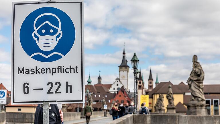 Auf der Alten Mainbrücke gilt weiterhin zwischen 6 und 22 Uhr eine Maskenpflicht. Auf der Alten Mainbrücke gilt weiterhin zwischen 6 und 22 Uhr eine Maskenpflicht. 