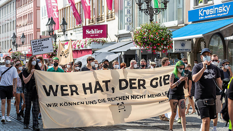 „Wer hat der gibt“ – bundesweiter Aktionstag.
Schwarzlicht Würzburg ruft auf: Die Umverteilung des Reichtums von dem oberen Prozent hin zur Finanzierung gesellschaftlicher Aufgaben und Unterstützung der Hälfte der Bevölkerung, die nichts hat. Für all jene heißt es: Wir können uns die Reichen nicht mehr leisten! Unter diesem Motto ziehen am 21. August rund 50 Teilnehmer in Würzburg durch die Innenstadt.