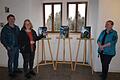 Doris Hopf zeigt im Bruder-Franz-Haus auf dem Kreuzberg in einer Ausstellung ihre Bilder des Bilderzyklus  'Das Leben Jesu'. Mit im Bild Bernhard Hopf und Carmen Zinßler-Maul vom Team des Bruder-Franz-Hauses (rechts). Foto: Marion Eckert       -  Doris Hopf zeigt im Bruder-Franz-Haus auf dem Kreuzberg in einer Ausstellung ihre Bilder des Bilderzyklus  'Das Leben Jesu'. Mit im Bild Bernhard Hopf und Carmen Zinßler-Maul vom Team des Bruder-Franz-Hauses (rechts). Foto: Marion Eckert