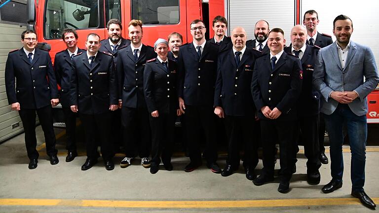 Alle neuen und alten Mandatsträger der Freiwilligen Feuerwehr Schönfeld mit Bürgermeister Johannes Leibold (rechts), Hauptkommandant Markus Herold (Fünfter von rechts), ehemaliger Abteilungskommandant Gerald Ebert (Sechster von rechts) und dem ehemaligen Stellvertreter Hubert Weniger (Dritter von rechts) sowie dem neuen Abteilungskommandanten Mario Körner (Dritter von links).