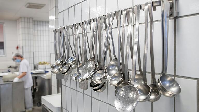 Armlange Schöpflöffel hängen an der Wand der Uniklinik-Küche in Würzburg. Armlange Schöpflöffel hängen an der Wand der Uniklinik-Küche in Würzburg. 