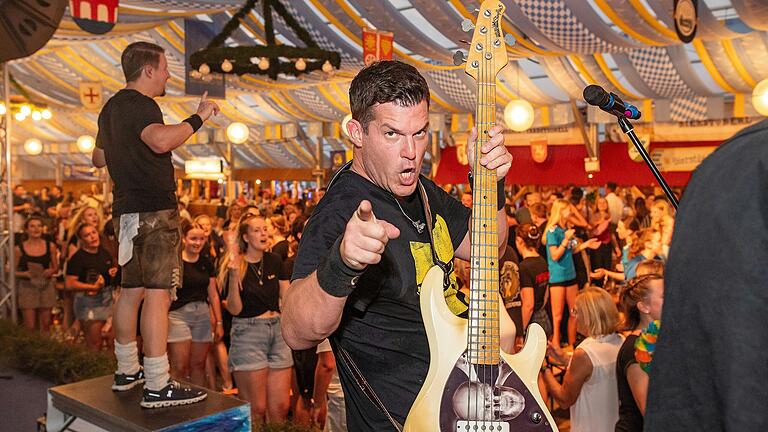 Viele Besucher bei der Laurenzi-Messe feierten Dienstag den Tag der Vereine mit der Band 'Würzbuam' in Marktheidenfeld. Viele Besucher bei der Laurenzi-Messe feierten Dienstag den Tag der Vereine mit der Band 'Würzbuam' in Marktheidenfeld.