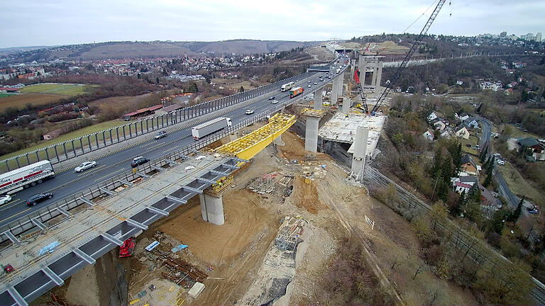 A3-Brücke: So wandert eine Straße durch die Luft - Der Verkehr auf der A3 wird durch den Brückenverschub nicht gestört. A3-Brücke: So wandert eine Straße durch die Luft - Der Verkehr auf der A3 wird durch den Brückenverschub nicht gestört.