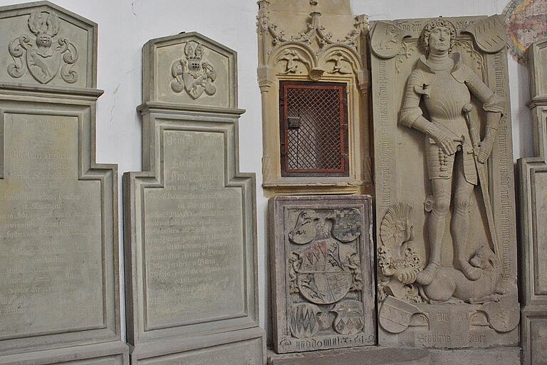 37 Grabdenkmale gibt es in der Kirche von Bibra, wobei der Grabstein des Hans von Bibra aus der Zeit um 1500 (rechts) Tilman Riemenschneider zugeschrieben wird. 37 Grabdenkmale gibt es in der Kirche von Bibra, wobei der Grabstein des Hans von Bibra aus der Zeit um 1500 (rechts) Tilman Riemenschneider zugeschrieben wird.