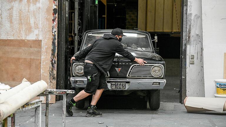 Das schwarze Cabrio aus 'Evita' hat ausgedient. Nun kommt es in private Hände. Fahrtüchtig ist es allerdings nicht – es hat keinen Motor mehr. Das schwarze Cabrio aus 'Evita' hat ausgedient. Nun kommt es in private Hände. Fahrtüchtig ist es allerdings nicht – es hat keinen Motor mehr.