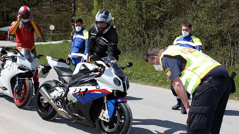 Nicht allen Bikern war die Anwesenheit von Medienvertretern an der Kontrollstelle recht. Es gab sogar lautstarke Proteste in Richtung von Fotografen und Kameraleuten. - Nicht allen Bikern war die Anwesenheit von Medienvertretern an der Kontrollstelle recht. Es gab sogar lautstarke Proteste in Richtung von Fotografen und Kameraleuten. Nicht allen Bikern war die Anwesenheit von Medienvertretern an der Kontrollstelle recht. Es gab sogar lautstarke Proteste in Richtung von Fotografen und Kameraleuten. - Nicht allen Bikern war die Anwesenheit von Medienvertretern an der Kontrollstelle recht. Es gab sogar lautstarke Proteste in Richtung von Fotografen und Kameraleuten.