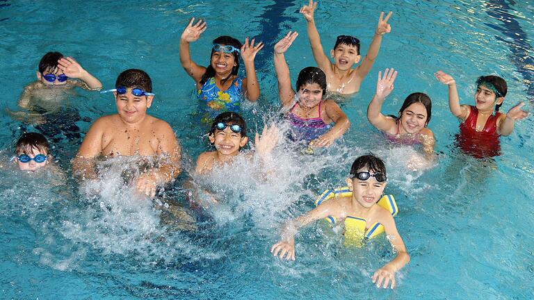 Schwimmkurse für Kinder werden weiterhin vom Kreis Rhön-Grabfeld gefördert. Hier ein Foto mit Flüchtlingskindern aus dem&nbsp; Jahr 2016.