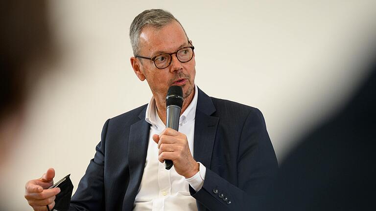 Wie bewertet er die Folgen der Leitzinserhöhung der EZB? Der Würzburger Volkswirt Prof. Peter Bofinger sagt, was Sparerinnen und Sparer jetzt erwartet.