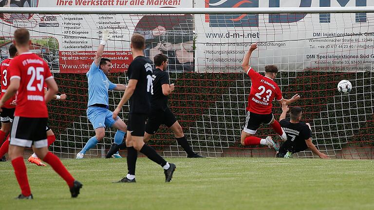 Der 2:2-Ausgleich in der Nachspielzeit von Ercan Öztürk (nicht im Bild): Die FT Schweinfurt nimmt durch das späte Tor einen Punkt aus Schwebenried mit.