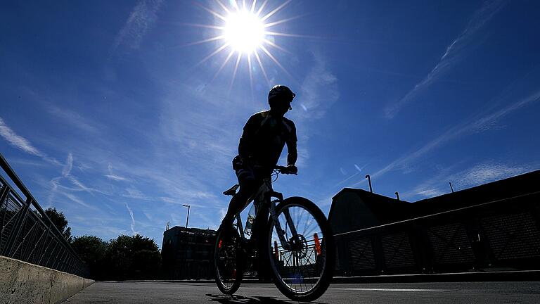 Hitze belastet den Körper. Wer trotz hohen Temperaturen Sport treibt, sollte den Körper immer wieder abkühlen.