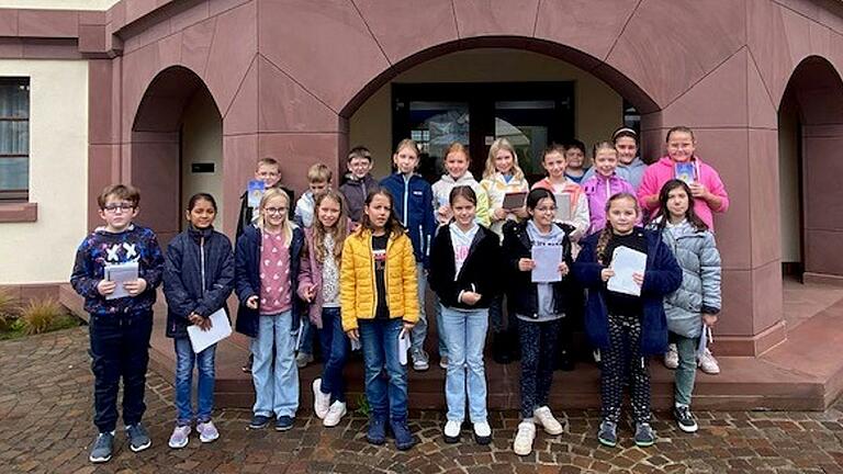 Wohin im Rathaus? - Die vierte Klasse der Sinngrundschule erkundet das örtliche Rathaus in Burgsinn.