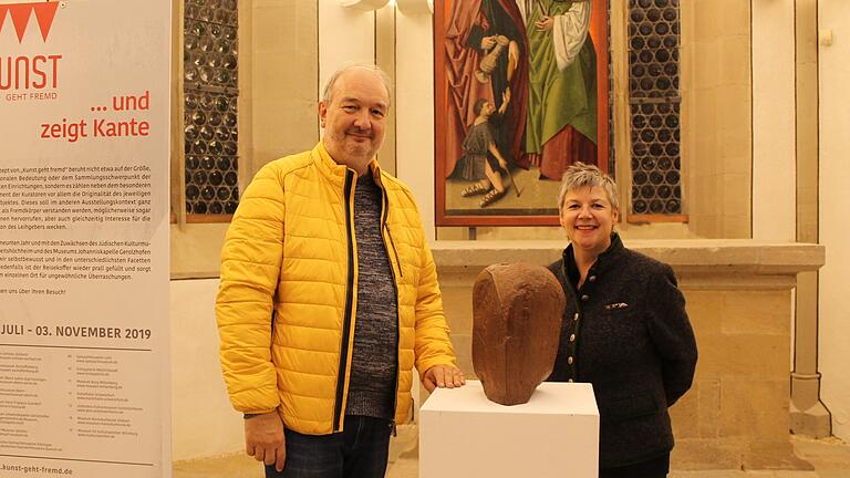 Museumsleiter Klaus Vogt konnte am Donnerstagabend in der Johanniskapelle die Leiterin der Kunsthalle Schweinfurt, Andrea Brandl, begrüßen, die den 'Eisenschädel' von Norbert Kleinlein momentan als Leihgabe zur Verfügung stellt.