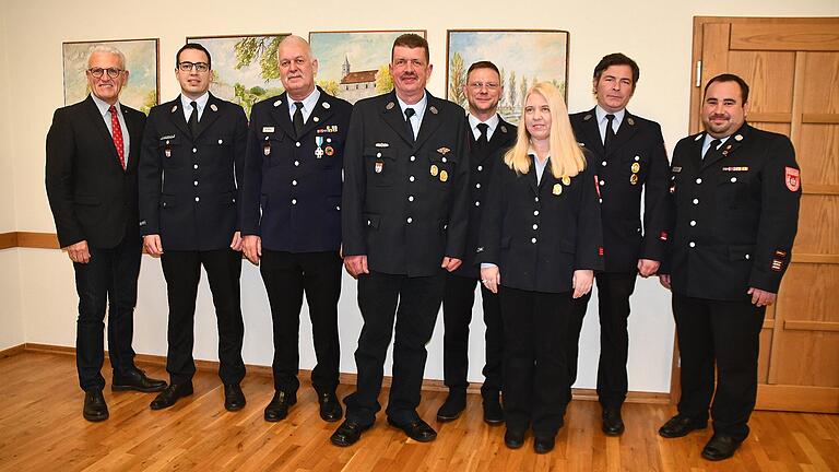 Langjährige aktive Mitglieder wurden durch den ersten Kommandanten Markus Schneyer (rechst), dem stellvertretenden Kommandanten Christian Stubenrauch (2. von links) sowie durch Bürgermeister Bruno Altrichter (links) geehrt. Ab 3. von links. Michael Bauer (40 Jahre), Kurt Jürgen Bülling (40 Jahre), Matthias Gaul (40 Jahre), Tanja Dietz (25 Jahre) und Birger Hein (25 Jahre). Langjährige aktive Mitglieder wurden durch den ersten Kommandanten Markus Schneyer (rechst), dem stellvertretenden Kommandanten Christian Stubenrauch (2. von links) sowie durch Bürgermeister Bruno Altrichter (links) geehrt. Ab 3. von links. Michael Bauer (40 Jahre), Kurt Jürgen Bülling (40 Jahre), Matthias Gaul (40 Jahre), Tanja Dietz (25 Jahre) und Birger Hein (25 Jahre).