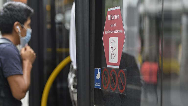 In den Bussen herrscht aktuell Maskenpflicht. Dass die Schulbusse im Landkreis überfüllt sind, kritisieren Eltern- und Lehrerverteter.