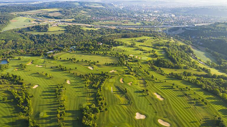 Die 18-Loch-Anlage des Golfclubs Würzburg genügt den höchsten Standards. Ermöglicht wurden Bau und Unterhalt&nbsp; durch das Konstrukt des Clubs als eingetragenem Verein und einer privaten Betreibergesellschaft.