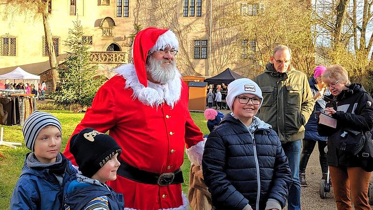 Für leuchtende Kinderaugen sorgte Weihnachtsmann Norbert Reinhard.       -  Für leuchtende Kinderaugen sorgte Weihnachtsmann Norbert Reinhard.