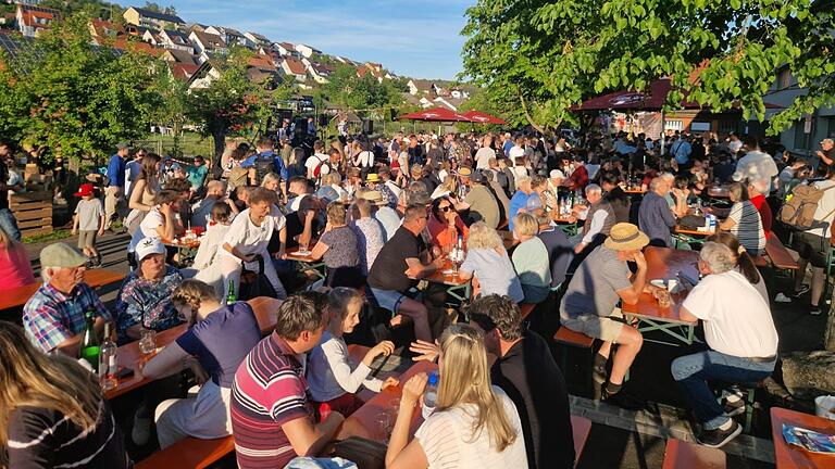 Viel los war beim Erlenbacher Weinwandertag an der Festhalle.