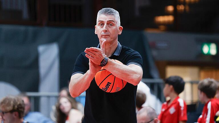 'Hop, Hop': Mit zwei schnelle Klatschern leitet Athletiktrainer Pako Scekic häufig die Übungen der Würzburg Baskets an.